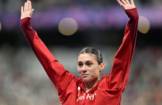 Milli sporcu Aysel Önder'den gümüş madalya!