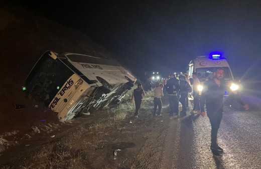 Sivas-Erzincan sınırında yolcu otobüsü devrildi: Çok sayıda yaralı var