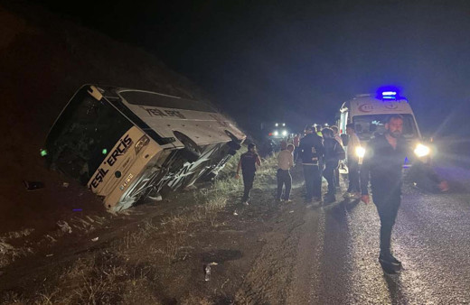 Sivas-Erzincan sınırında yolcu otobüsü devrildi: Çok sayıda yaralı var