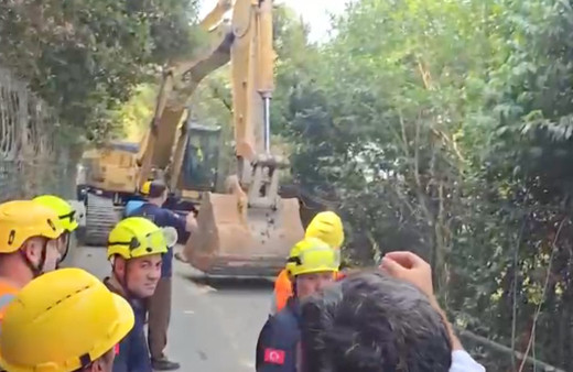 Bakanlık ekipleri yıkıma başlayınca apar topar gelen İBB ekipleri katliama devame diyor