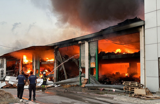 Kırtasiye malzemelerinin bulunduğu depo yanıyor!