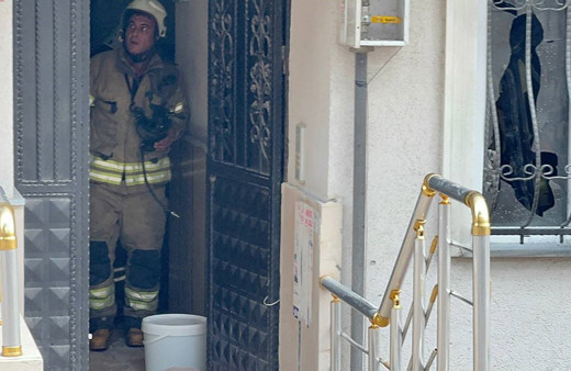 Esenyurt'ta 4 katlı apartmanda yangın paniği! 3 kişi mahsur kaldı, 4 kişi dumandan etkilendi