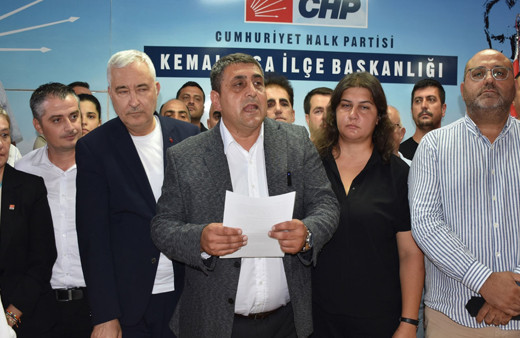 CHP Kemalpaşa İlçe Başkanı Ahmet Yılmaz'ın aracı kurşunlandı
