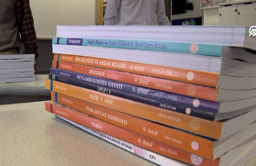 Öğrencilere ücretsiz dağıtılacak ders kitapları sıralardaki yerini aldı