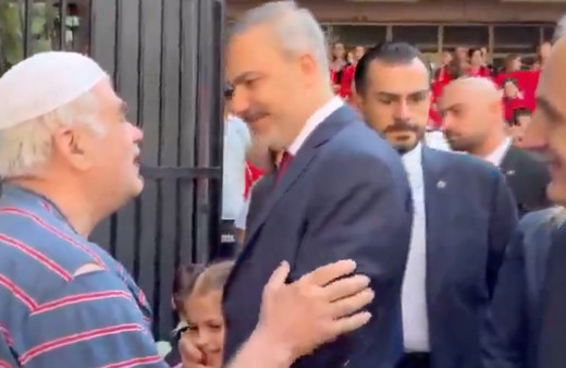 Fidan ile yaşlı amca arasında gülümseten diyalog! 'Tayyip abi nasıl?'