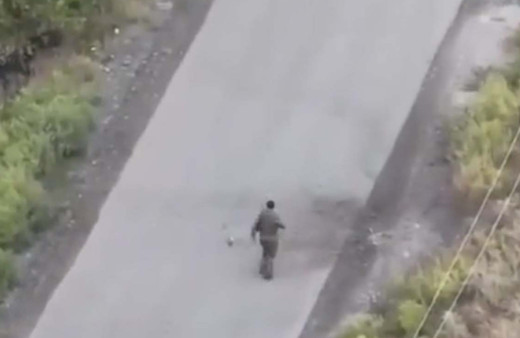 Korkunç görüntü! Rus askerin eline aldığı drone patladı