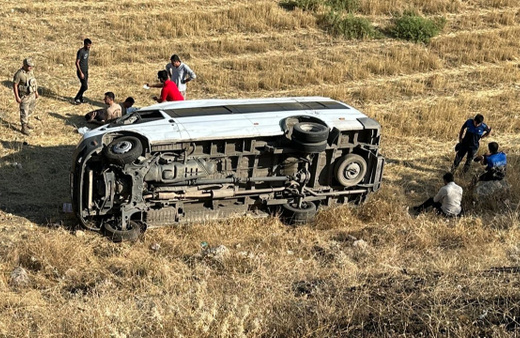 Şırnak'ta işçi taşıyan minibüs şarampole yuvarlandı