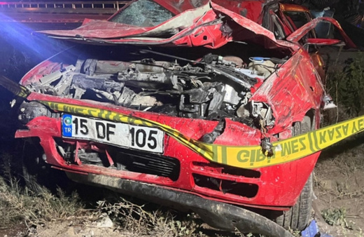 Burdur'da feci kaza: 2 ölü 3 yaralı