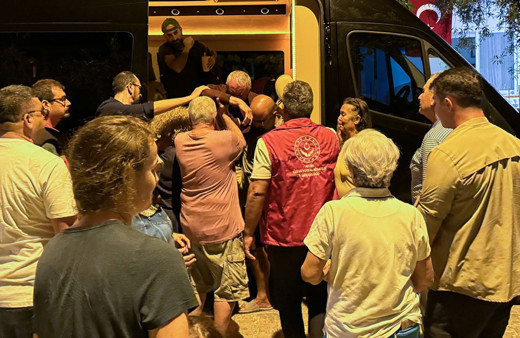 Ayşenur Ezgi Eygi'nin babası Aydın'daki evine geldi yakınları güçlükle sakinleştirdi