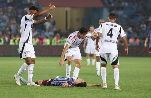 Dev maçta korku dolu anlar! Genç isim hareketsiz yere yığıldı!