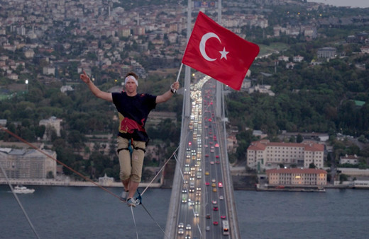 Herkes Jaan Roose'u konuşuyor! Asya'dan Avrupa'ya ip üstünde geçti