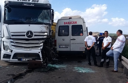 Tır ile servis minibüsü çarpıştı! Ölenler ve yaralılar var