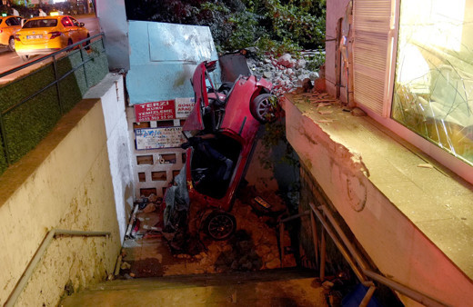 Direksiyon hakimiyetini kaybetti merdiven boşluğuna düştü