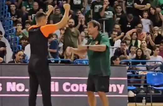 Panathinaikos taraftarı Kıbrıs pankartı açtı Ergin Ataman kendini oyundan attırdı