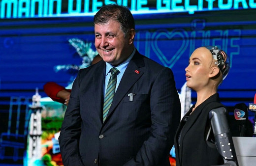 CHP'li İzmir Büyükşehir'den robot Sophia'ya 3 gün için 2.6 milyon lira
