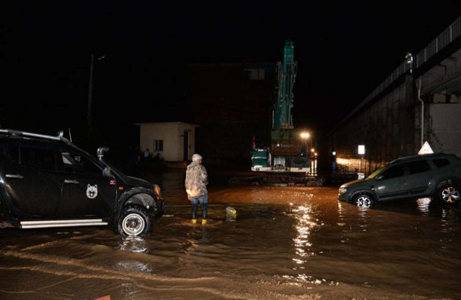 Trabzon'da sağanak hayatı felç etti: Sel ve heyelanlar yolları kapattı