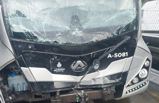 Avcılar'da metrobüs kazası! 2 kişi yaralandı