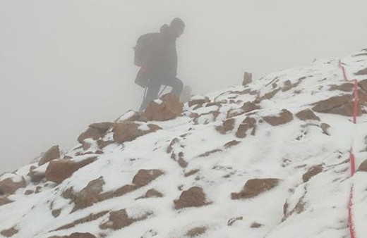 Hakkari'de Cilo Dağı'na tırmanan dağcılar kara yağışına yakalandı