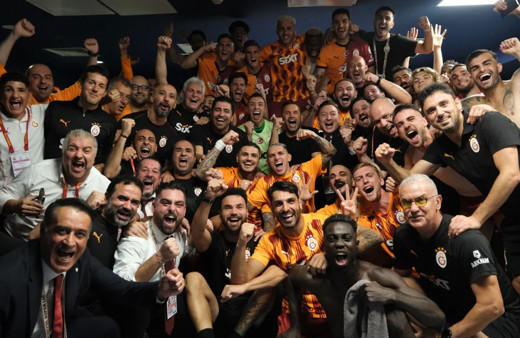 Galatasaraylı futbolculardan Kadıköy'de zafer pozu