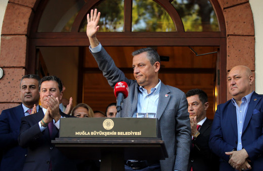 Özgür Özel öfkelendi alandan uzaklaştırdı: Ben söyleyeceğim sen söylemeyeceksin