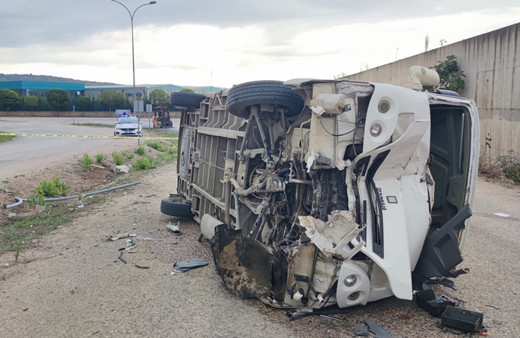 Bursa'da işçi servisi devrildi! Çok sayıda işçi yaralı