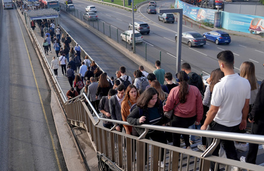İstanbul'da sabah saatlerinde trafik yoğunluğu yaşanıyor
