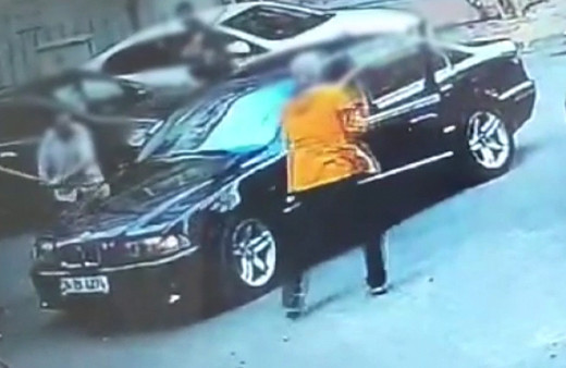 İstanbul'da silahlı kavga! Baba ile oğlu, esnafa saldırdı: Dehşet anları kamerada