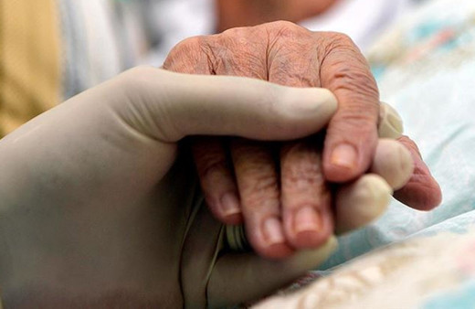 Evde bakım hizmeti almak için sahte evrak düzenledikleri öne sürülen 2 sanığa dava