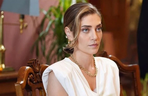 'Yalı Çapkını'ndan ayrılan Öznur Serçeler 'Holding'de