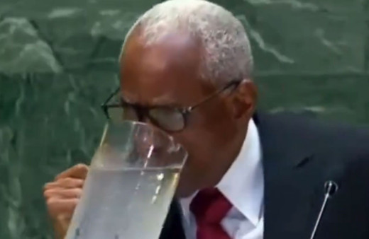 Haiti Devlet Başkanı Fils, BM Genel Kurulu'nda bardak yerine sürahiden su içti