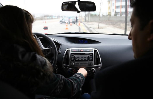 Direksiyon sınavını geçemeyen kadının kocası görevliye saldırdı