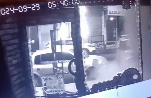 İstanbul'da bir iş yerine ses bombası atıldı: O anlar kamerada