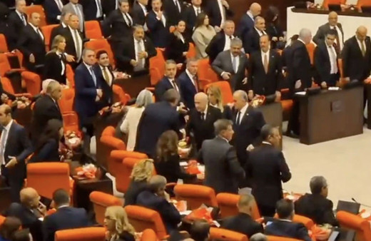 Devlet Bahçeli, TBMM açılışında DEM'li vekillerle tokalaştı