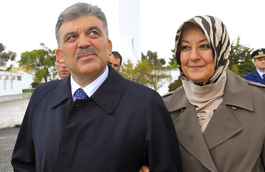 İngiliz polisi Abdullah Gül'ün eşi Hayrünnisa Gül'ün çantasından para dolu zarflar çaldı