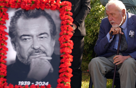 Güneri Cıvaoğlu son yolculuğuna uğurlandı! Usta gazetecinin vasiyetini eşi anlattı