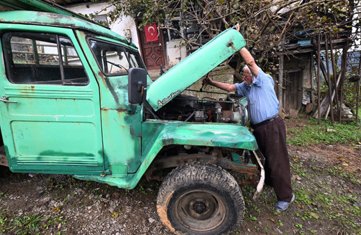Trabzon'da 64 yıl önce satın aldığı arabaya gözü gibi bakıyor