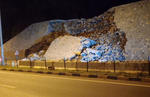 Zonguldak'ta kara yolunda istinat duvarı çöktü