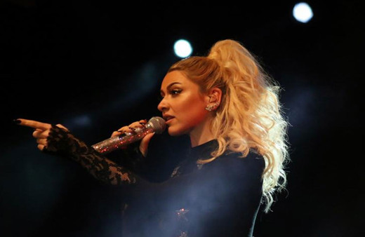 Hadise konserinde isyan etti: "Biz ne yaşıyoruz?"