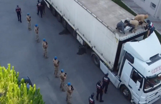 Bakan Yerlikaya duyurdu! Göçmen kaçakçılığına büyük darbe