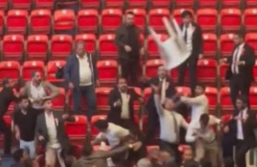 Ankara Barosu'nun 68'inci Olağan Genel Kurulu'nda avukatlar birbirine girdi, yumruklar havada uçuştu