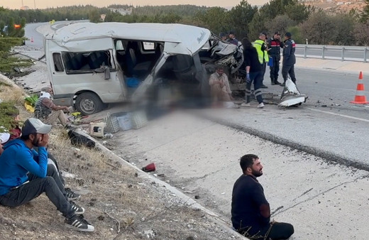 Karaman'da işçi servisi devrildi! Ölü ve yaralılar var