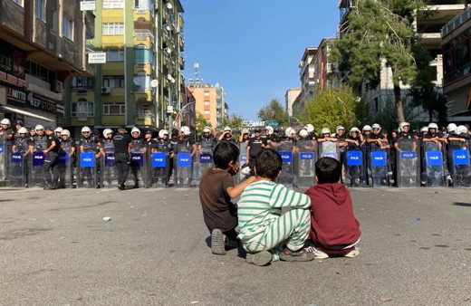 Diyarbakır'da PKK sempatizanları polise karşı çocukları kullandı