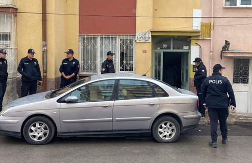 Sivas'ta emekli öğretmen tabancayla dehşet saçtı
