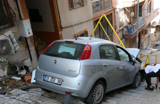 İzmir'de şaşkına çeviren kaza! Merdivenlere düştü