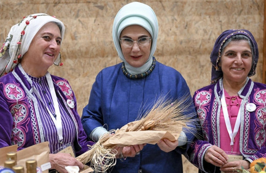 Emine Erdoğan, kadın çiftçilerle buluştu: "El birliğiyle ekelim, el birliğiyle toplayalım"