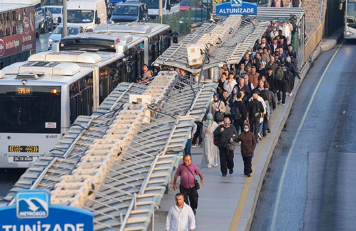 İstanbul'da metrobüslerdeki sorunlar yolcuları bezdirdi
