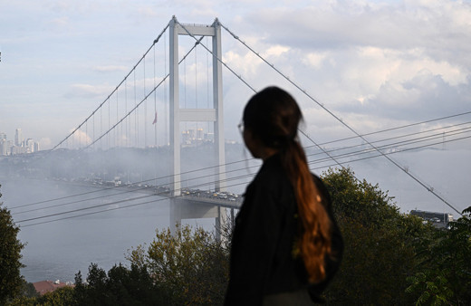 İstanbul'da etkili olan sis nedeniyle trafik yoğunluğu yaşanıyor