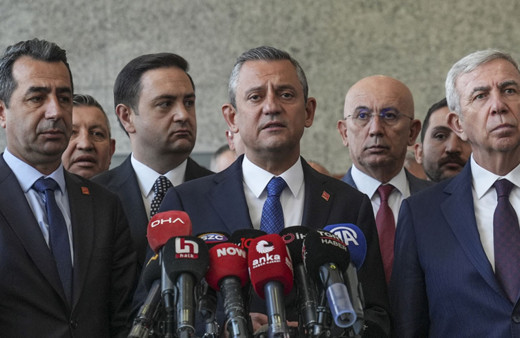 Özgür Özel'den hükümete 750 liralık katkı payı tepkisi: Yankesicilikle para çarpmaya çalıştılar