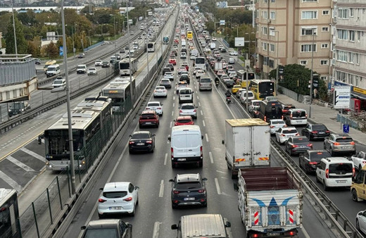 İstanbul'da sabah saatlerinde etkili olan sağanak trafik yoğunluğunu artırdı