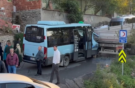 Yolcu minibüsü, park halindeki tıra çarptı: Çok sayıda yaralı var